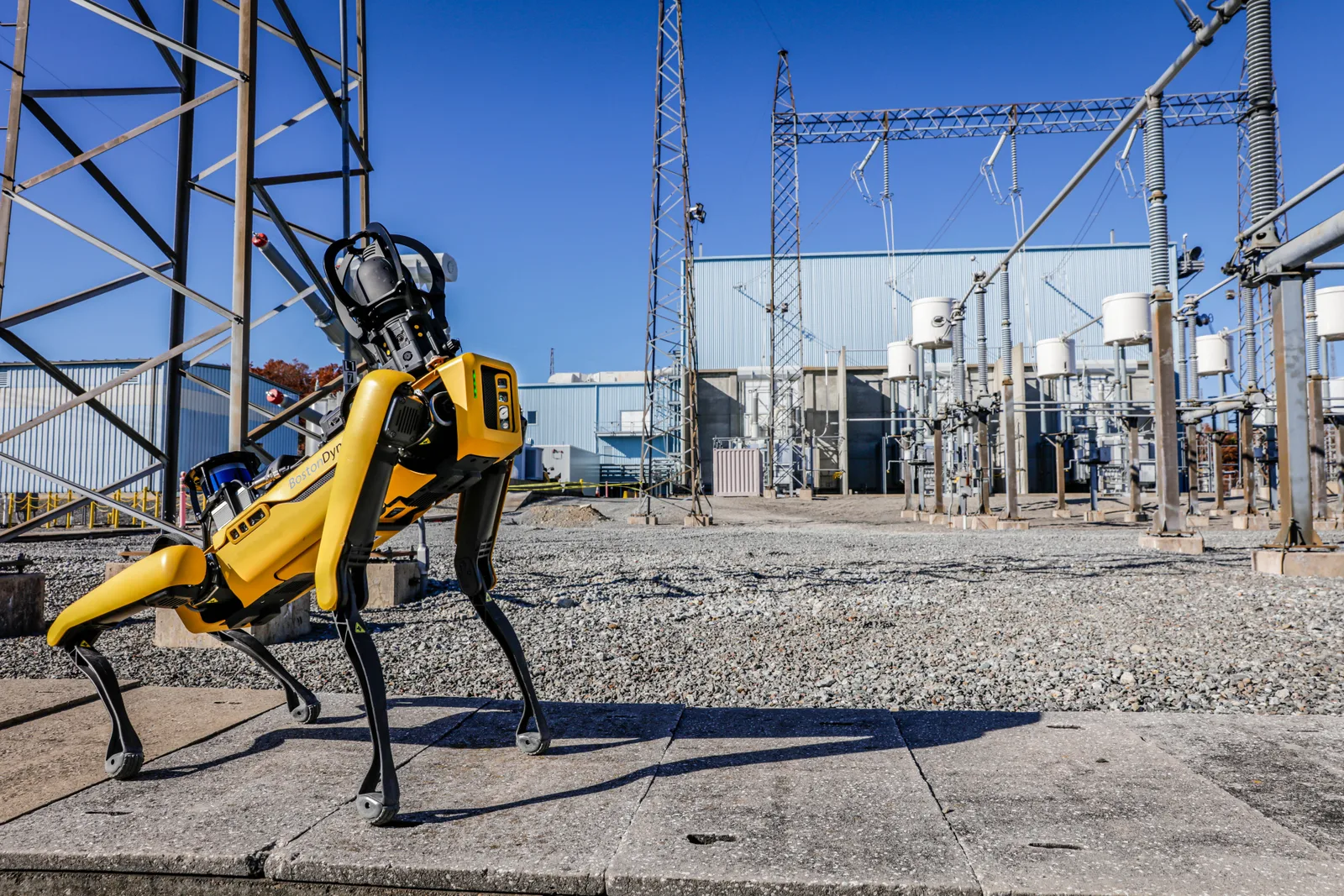 設備の間を巡回する四足歩行ロボットのイメージ