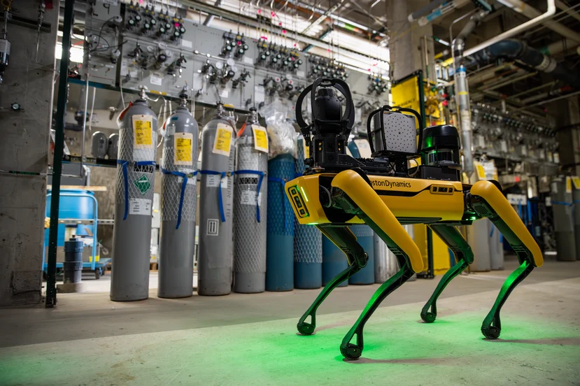 プラント設備の間を巡回する四足歩行ロボット